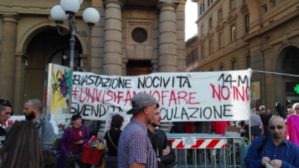 Foto "Manifestazione contro gli inceneritori" by unpodimondo.wordpress.com.